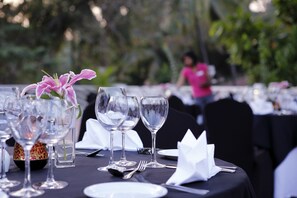 5 restaurants, breakfast, lunch, dinner served; Indian cuisine 