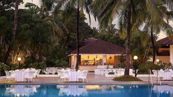 Outdoor pool, open 7 AM to 7 PM, pool umbrellas, pool loungers