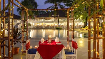 5 restaurantes; se sirven desayunos, almuerzos, cenas y cocina india