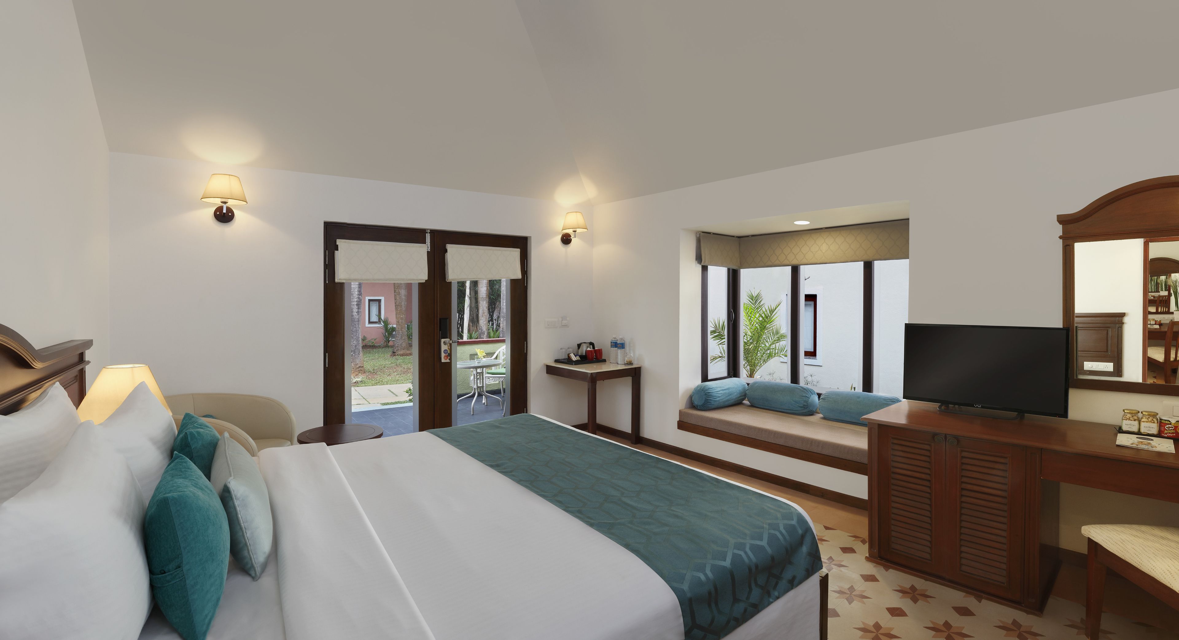 boutique villa king bed | garden view