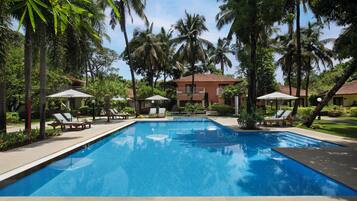 Piscina externa, funciona das 7h às 19h, guarda-sóis, espreguiçadeiras