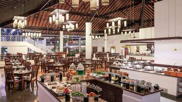 5 restaurantes; se sirven desayunos, comidas y cenas
