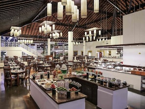 2 bars/lounges, poolside bar - Novotel Goa Dona Sylvia Resort (Cavelossim)