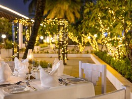 5 restaurantes; se sirve desayuno, almuerzo y cena; cocina india