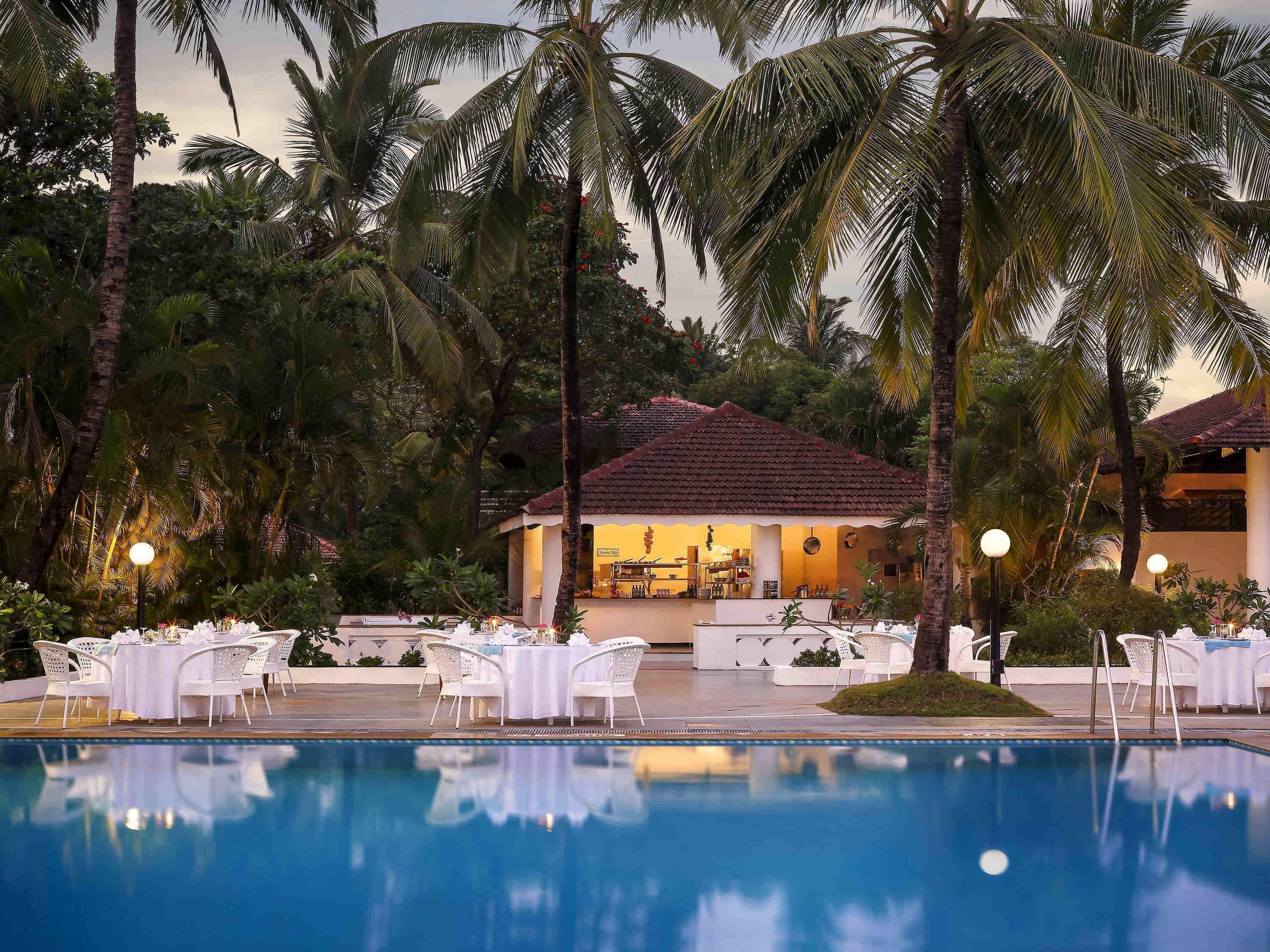 Piscine extérieure, parasols de plage, chaises longues