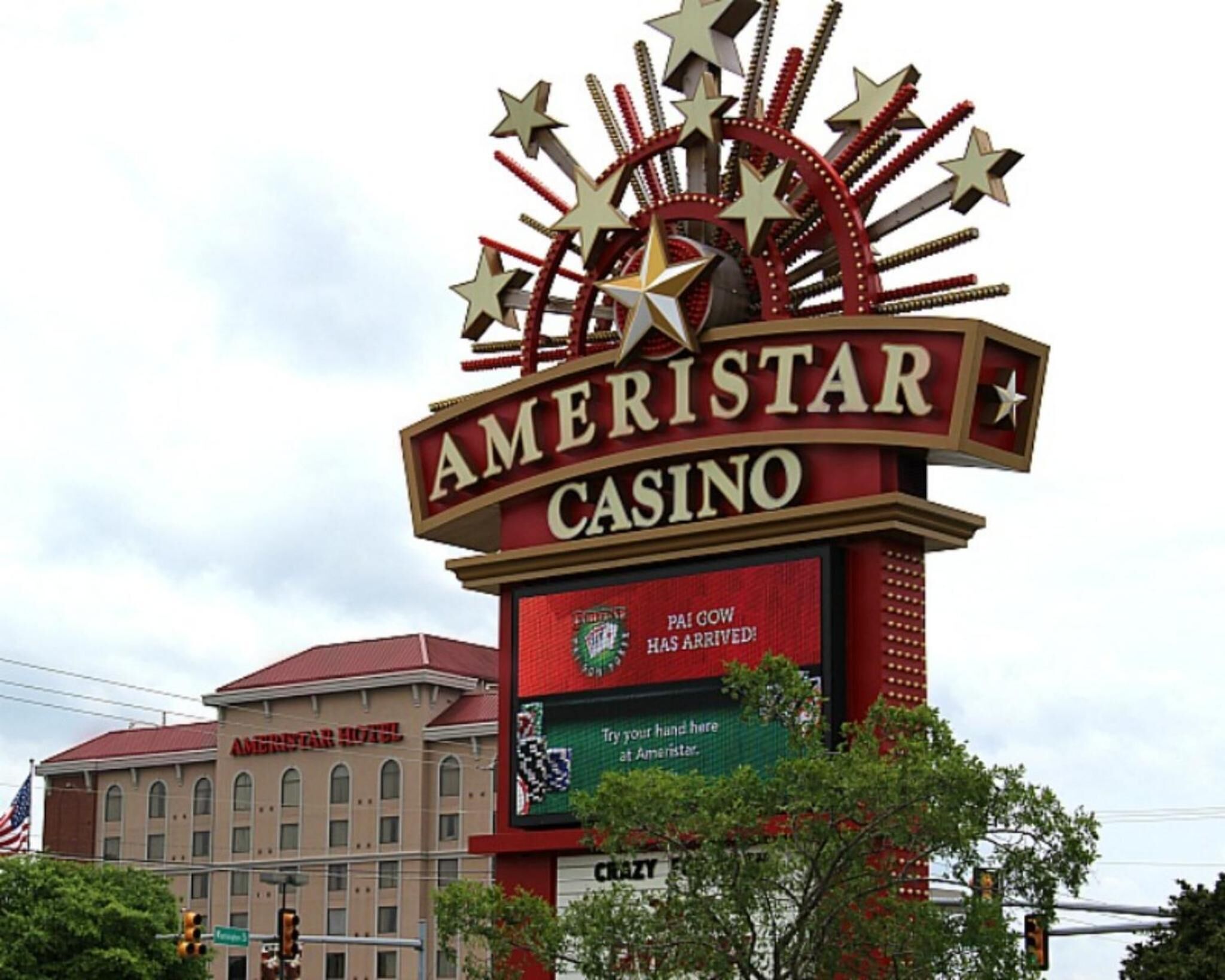 Señal de Ameristar Casino con diseño de estrella y una pantalla digital en la parte inferior.