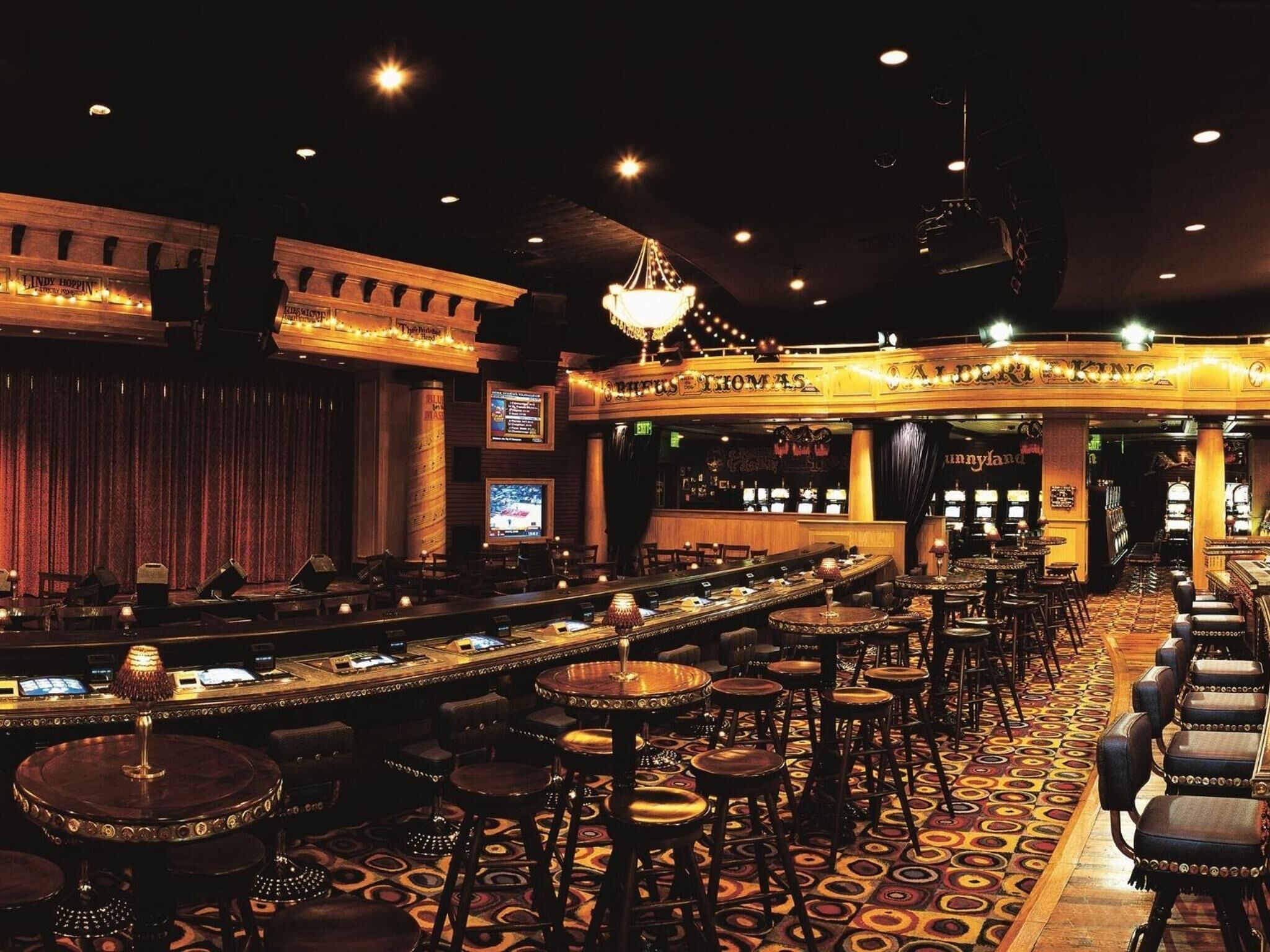 2 bars/lounges