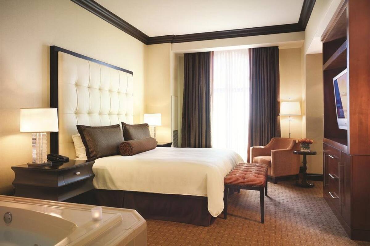 Suite, 1 Tempat Tidur King, jet tub | Seprai premium, brankas, meja kerja, dan setrika/meja setrika