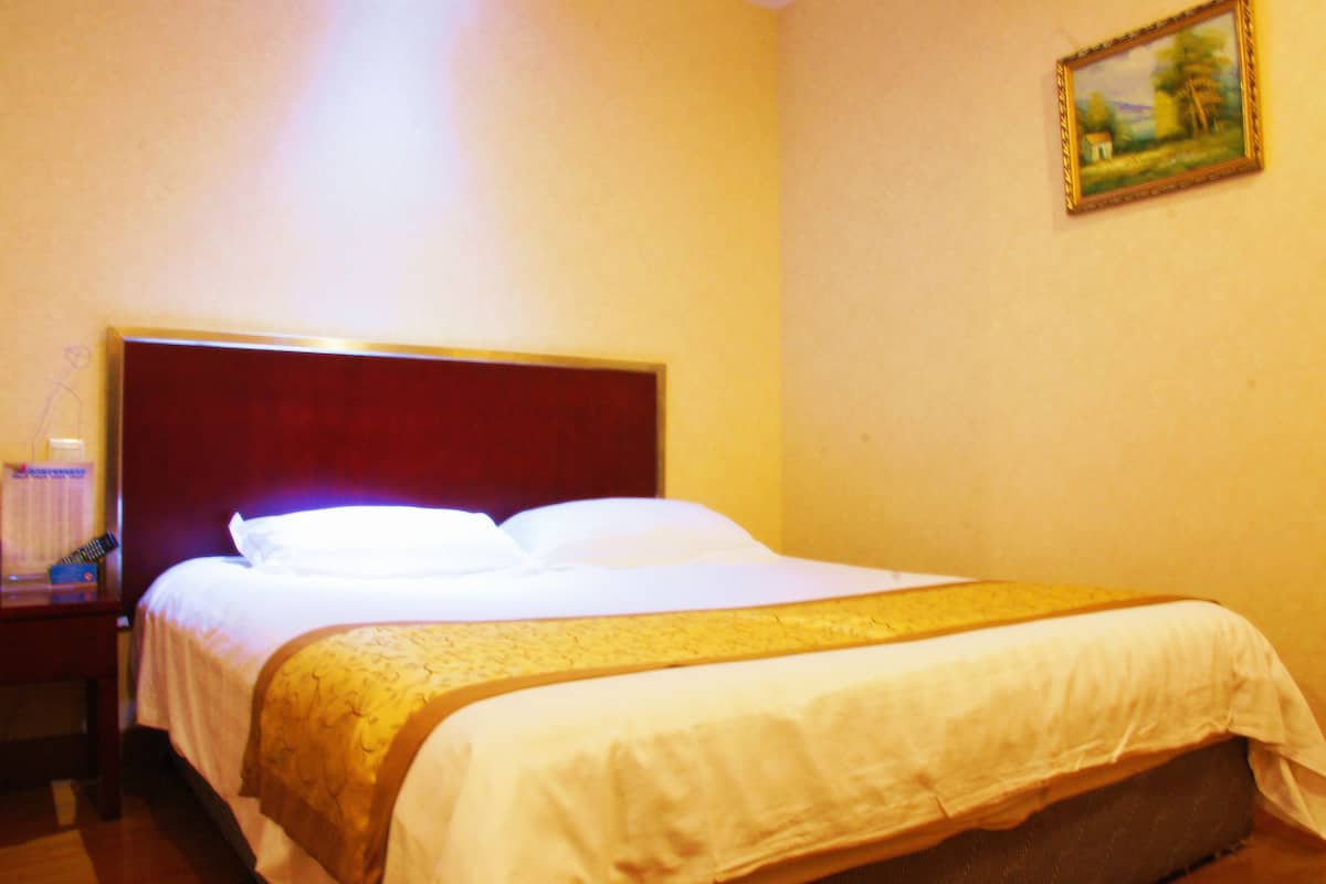 Desk, free rollaway beds, free WiFi