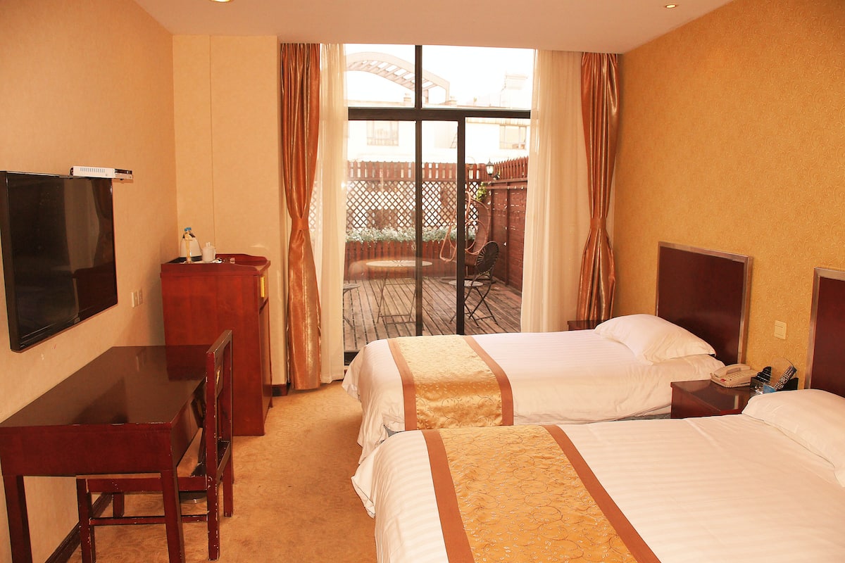 Room, Garden View