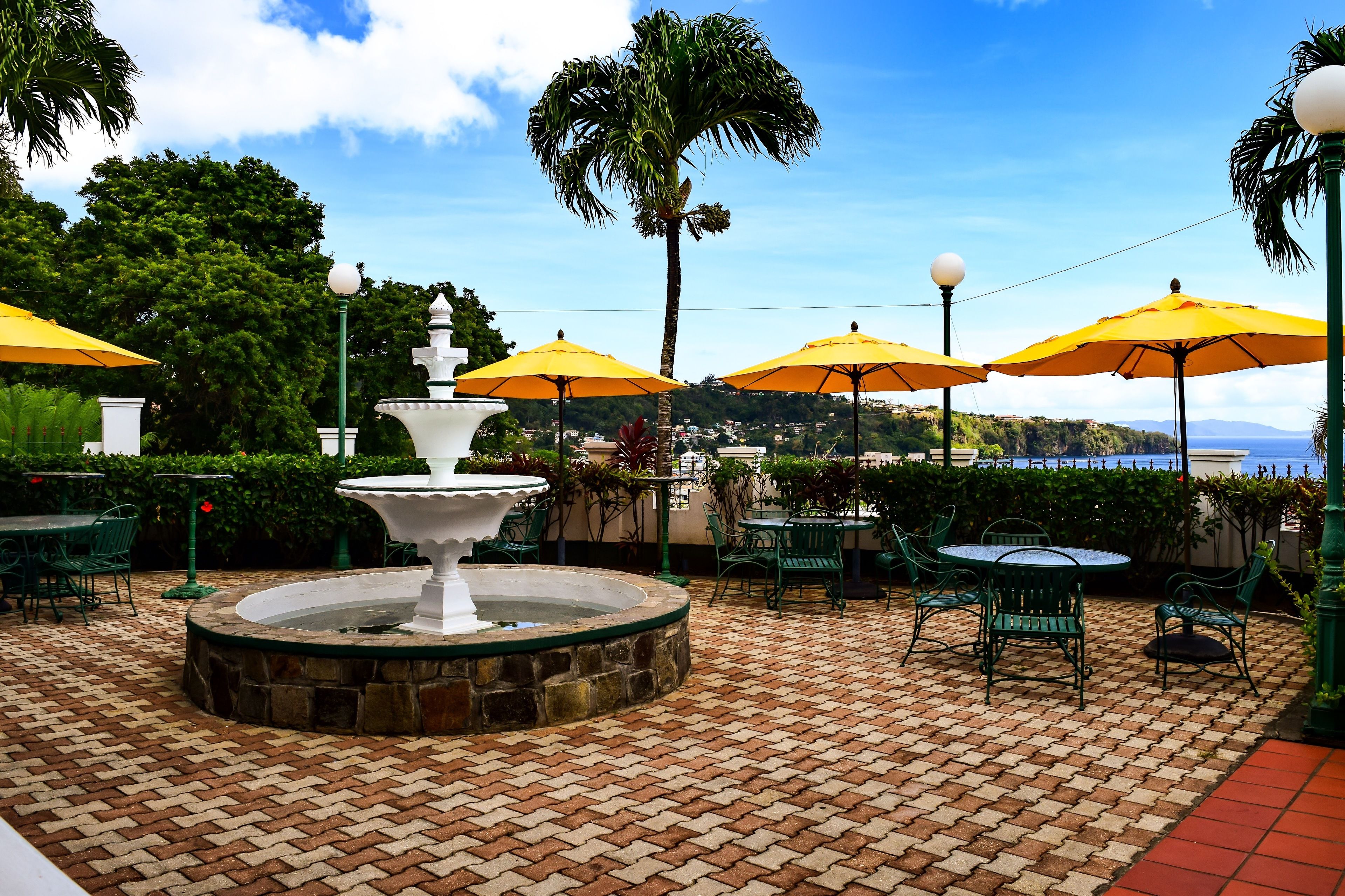 Phục vụ bữa sáng, bữa trưa, bữa tối, món địa phương và quốc tế 