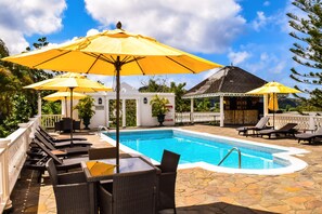Outdoor pool, pool umbrellas, sun loungers - Grenadine House (Kingstown)