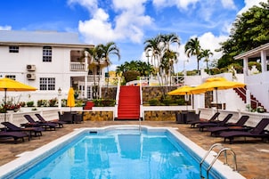 Piscina externa, guarda-sóis, espreguiçadeiras