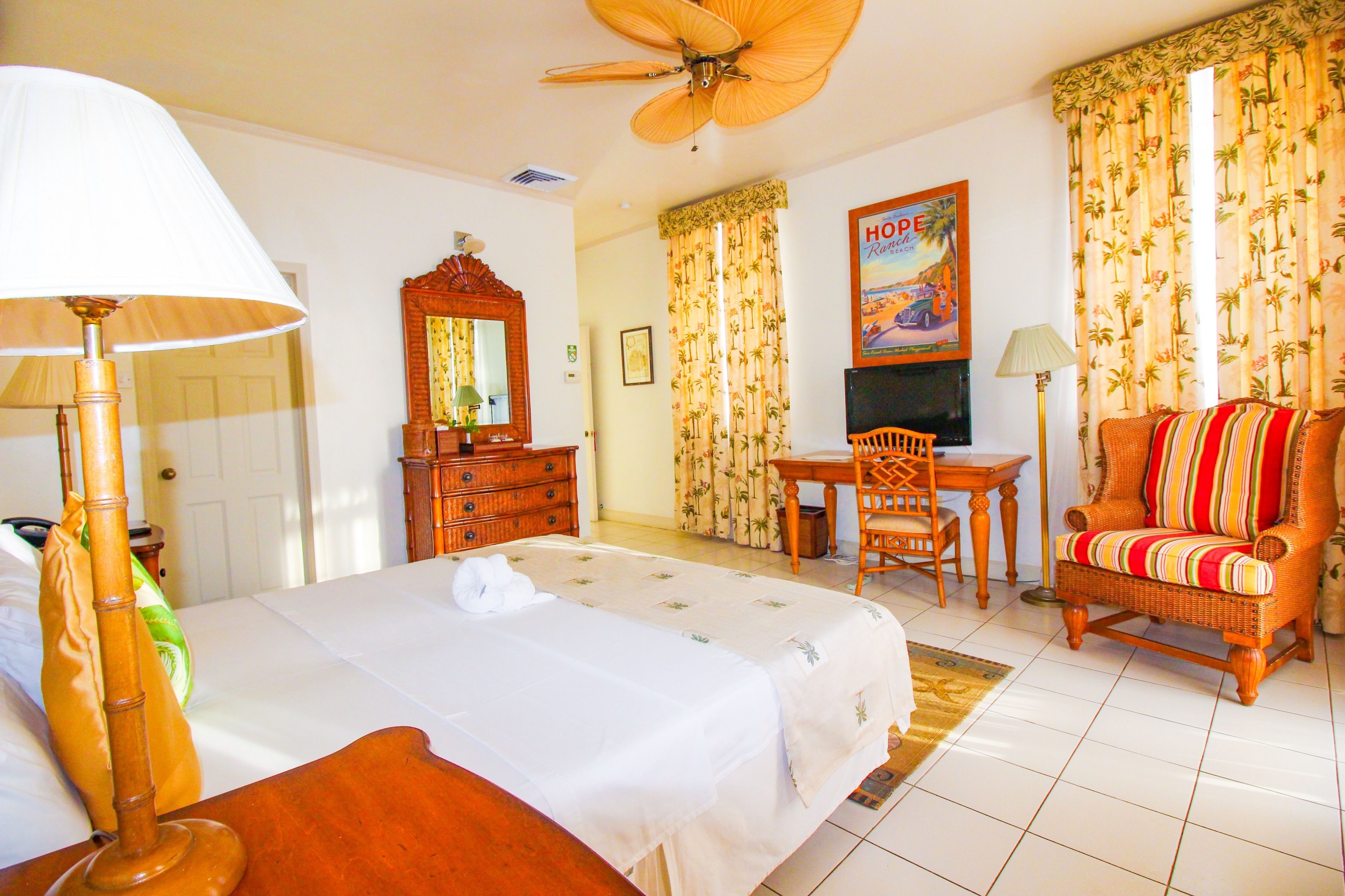 高级房 | 客房内保险箱、办公桌、熨斗/熨衣板、折叠床/加床（额外收费）