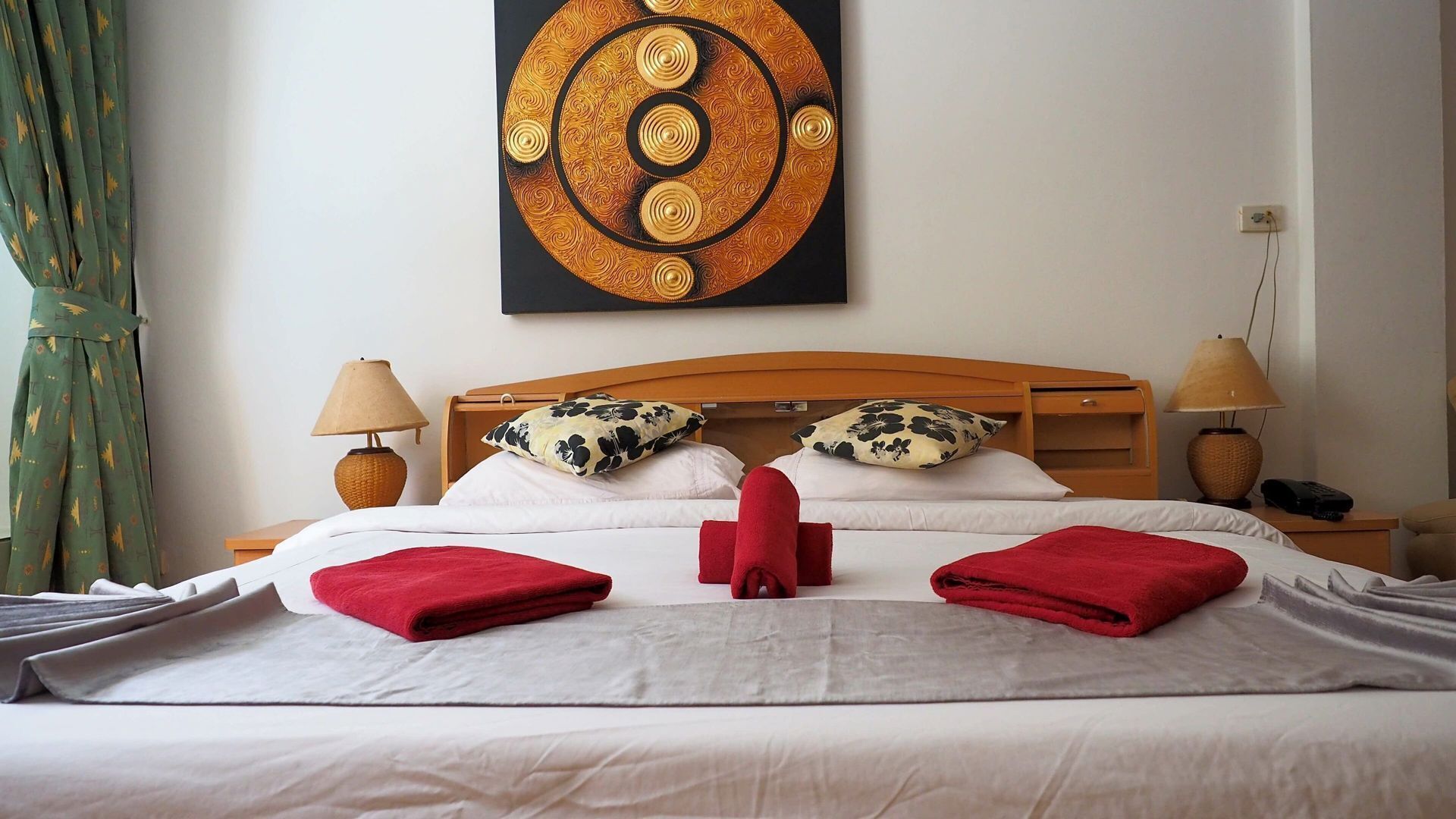 Sängtillbehör av högsta kvalitet och värdeförvaringsskåp på rummet