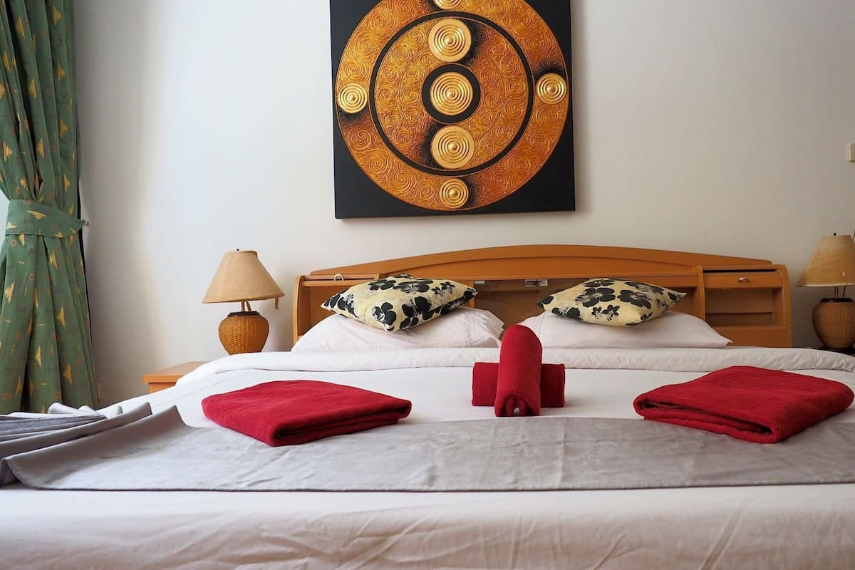 Hochwertige Bettwaren, Zimmersafe, individuell dekoriert