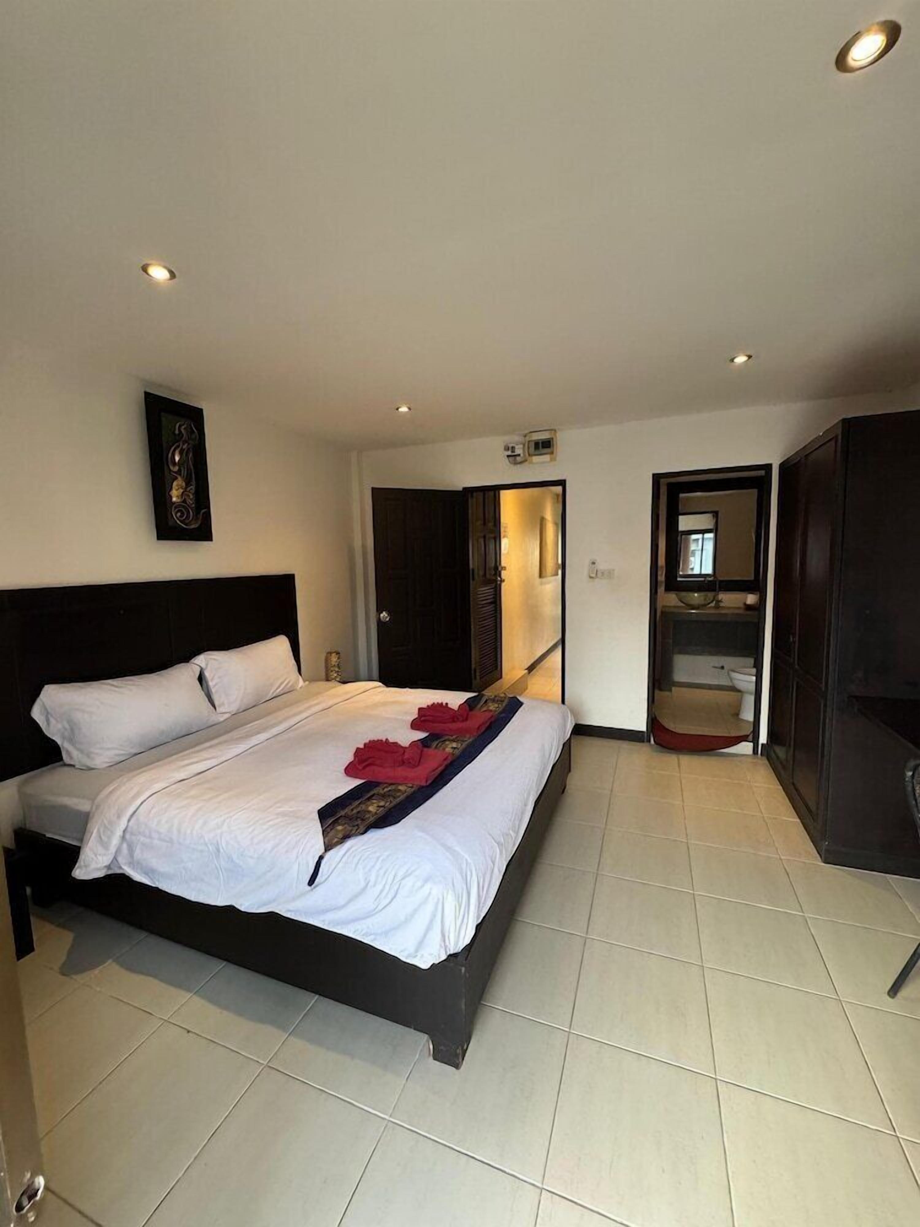 Premium bedding, in-room safe, individually decorated, laptop workspace