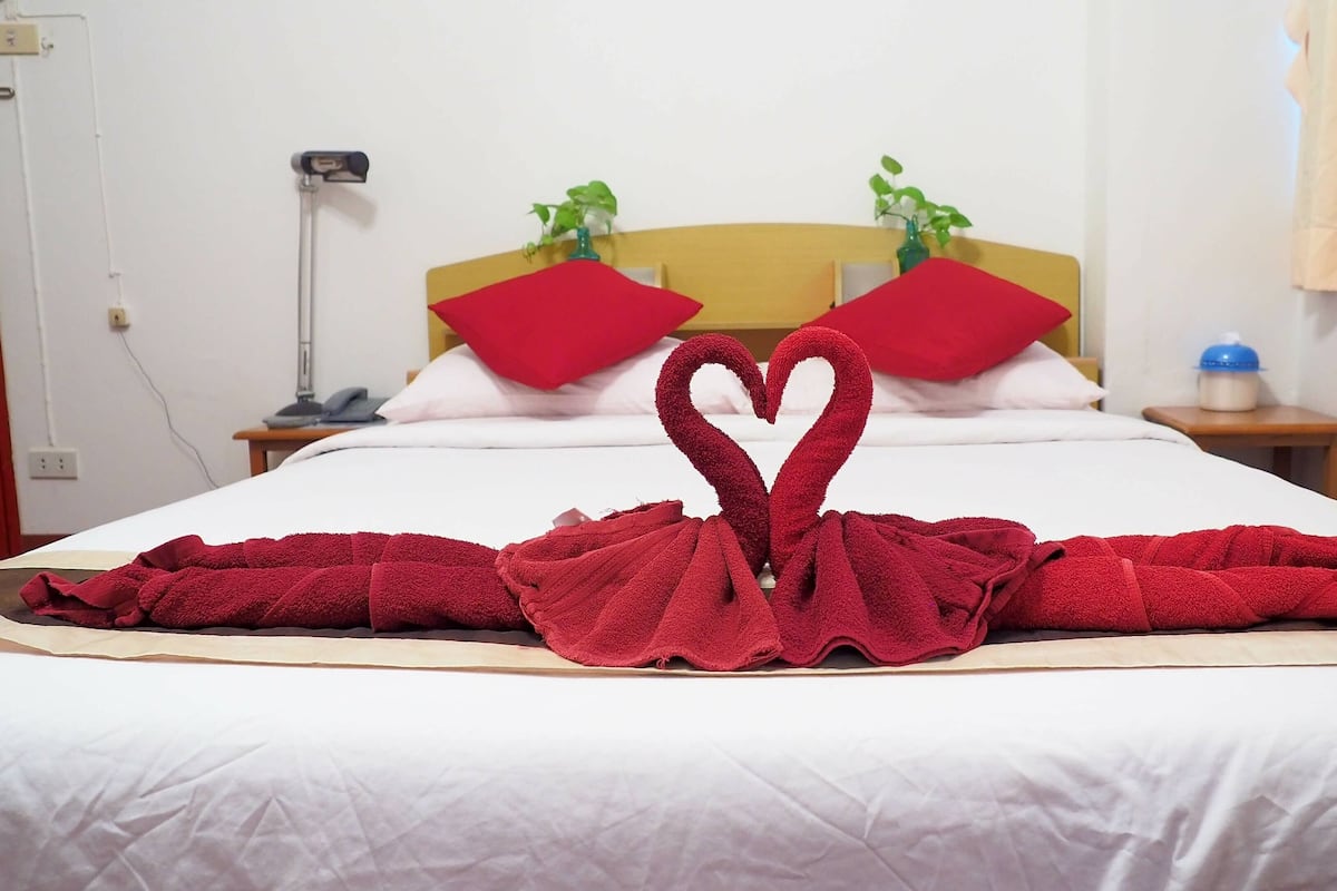 Hochwertige Bettwaren, Zimmersafe, individuell dekoriert