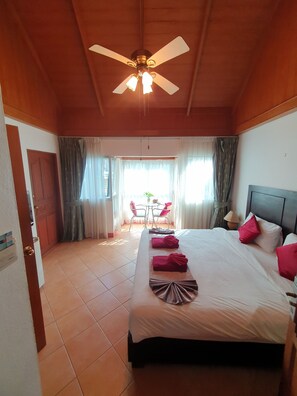 Quarto casal superluxo | Roupas de cama premium, cofres nos quartos, individualmente decorados