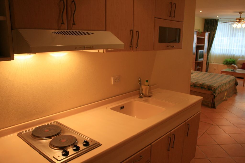 Eget kök | Stort kylskåp och vattenkokare