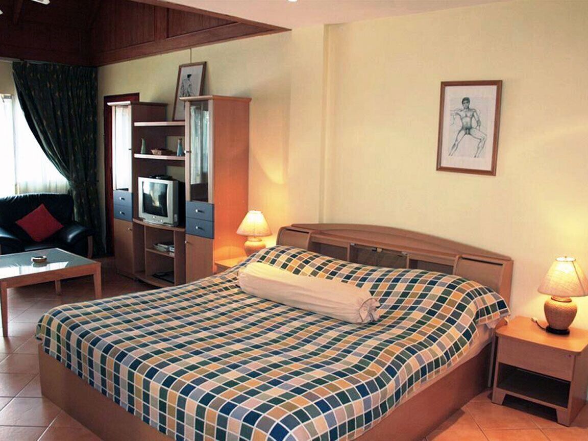 Sängtillbehör av högsta kvalitet och värdeförvaringsskåp på rummet