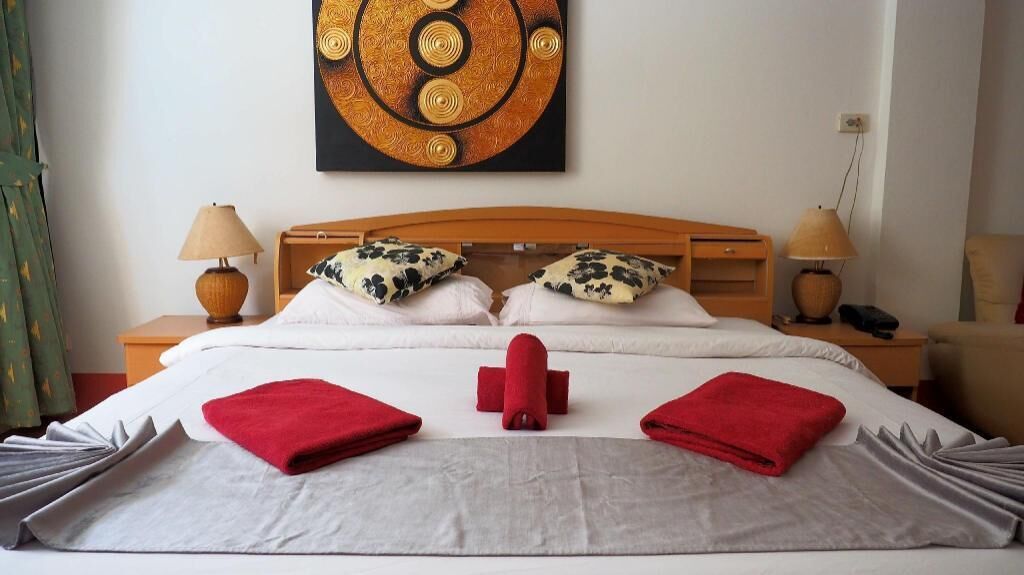 Sängtillbehör av högsta kvalitet och värdeförvaringsskåp på rummet