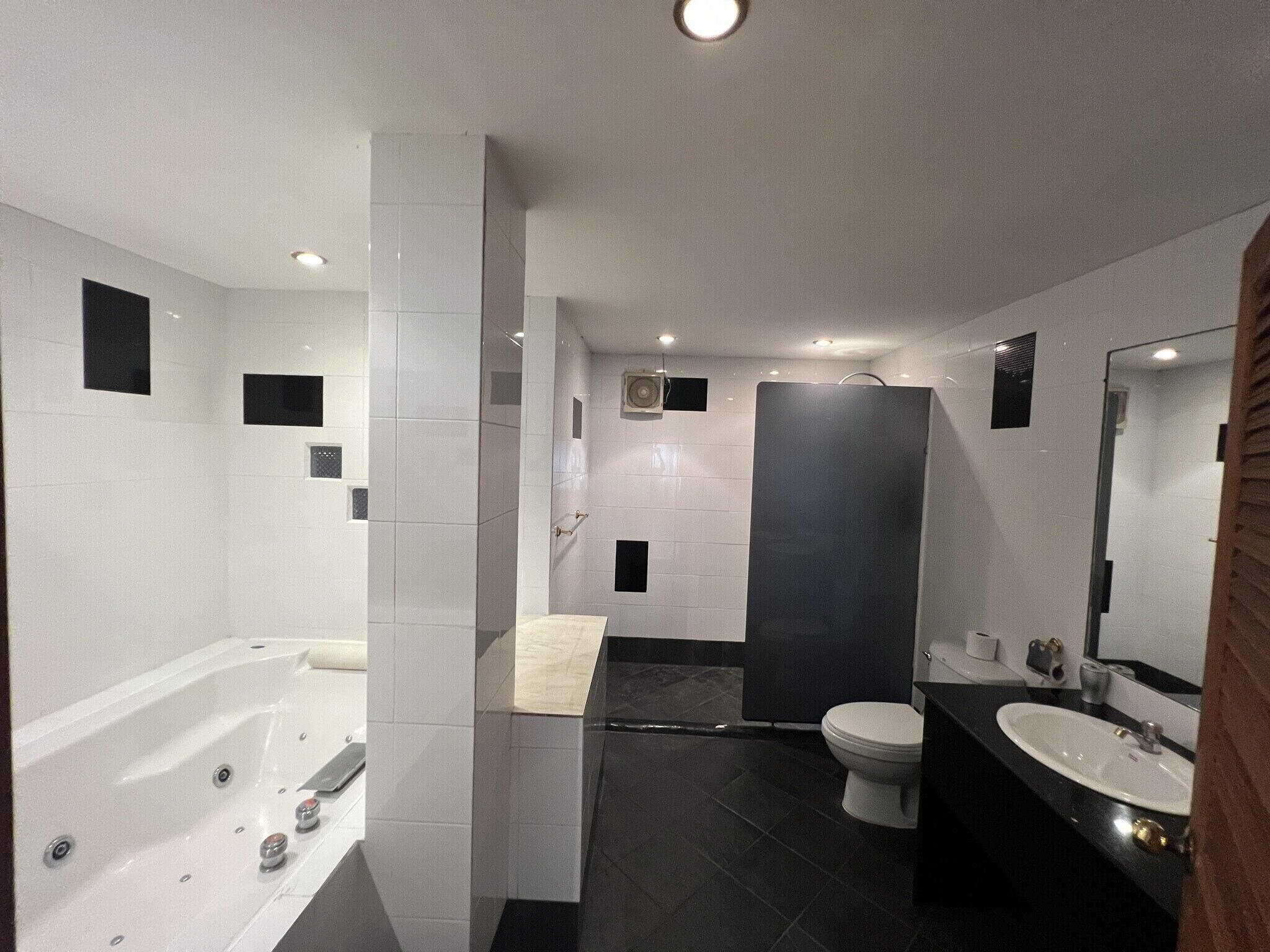 Jacuzzi Suite with private Jacuzzi MEN ONLY | Bathroom | Shower, hair dryer, towels, soap