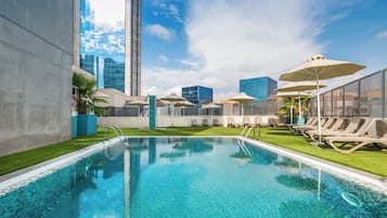 Una piscina al aire libre de temporada