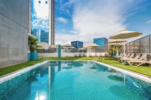 สระว่ายน้ำกลางแจ้งเปิดตามฤดูกาล