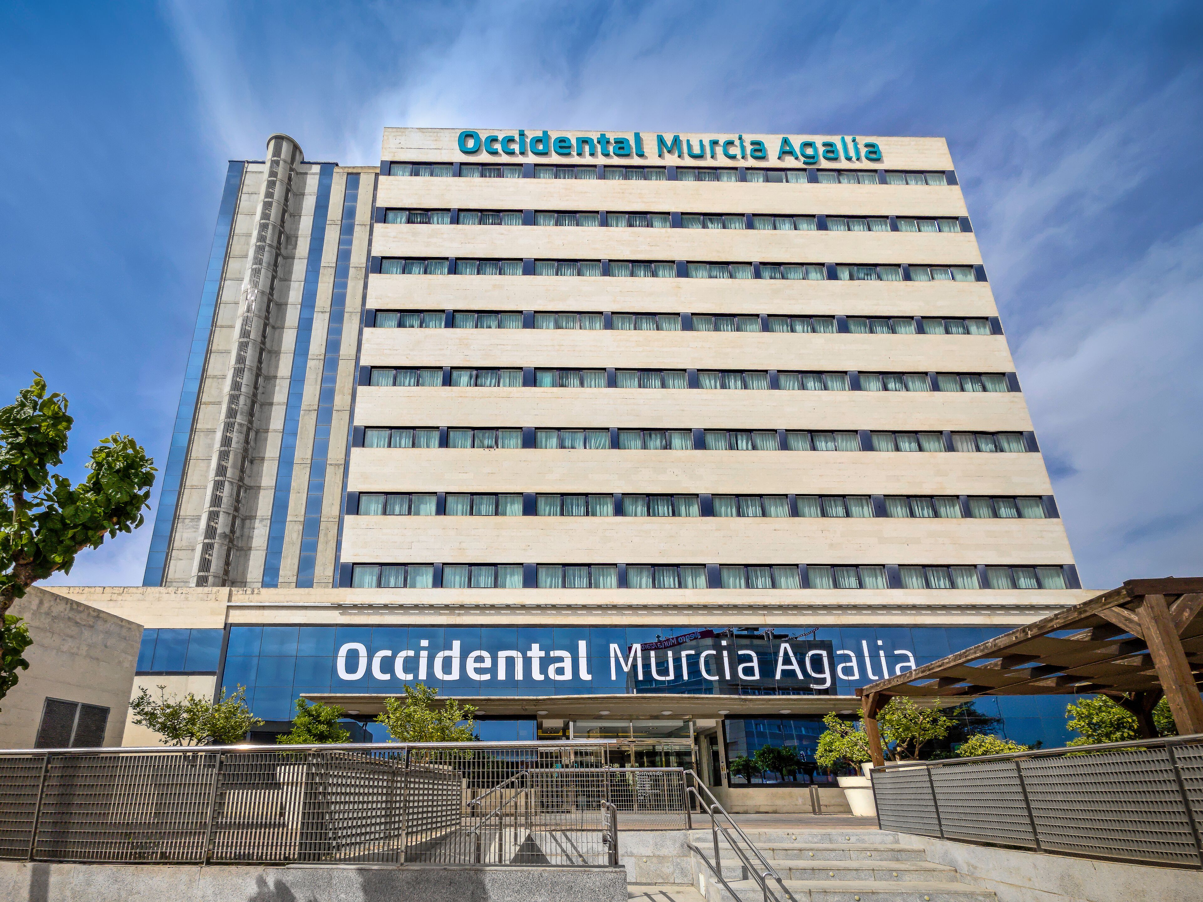 Ein hohes Gebäude mit der Aufschrift "Occidental Murcia Agalia" auf der Fassade.