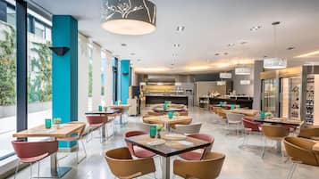 Desayuno buffet diario (EUR 14 por persona)