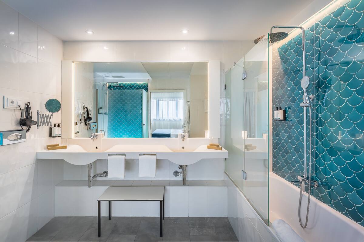 superior room | bathroom | free toiletries, hair dryer, bidet, towels