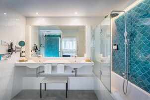 Habitación superior | Baño | Artículos de higiene personal gratuitos, secador de pelo, bidé y toallas