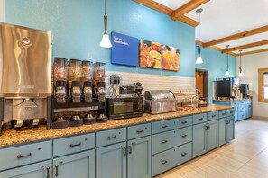 朝食 (テイクアウト)、毎日提供 (無料)