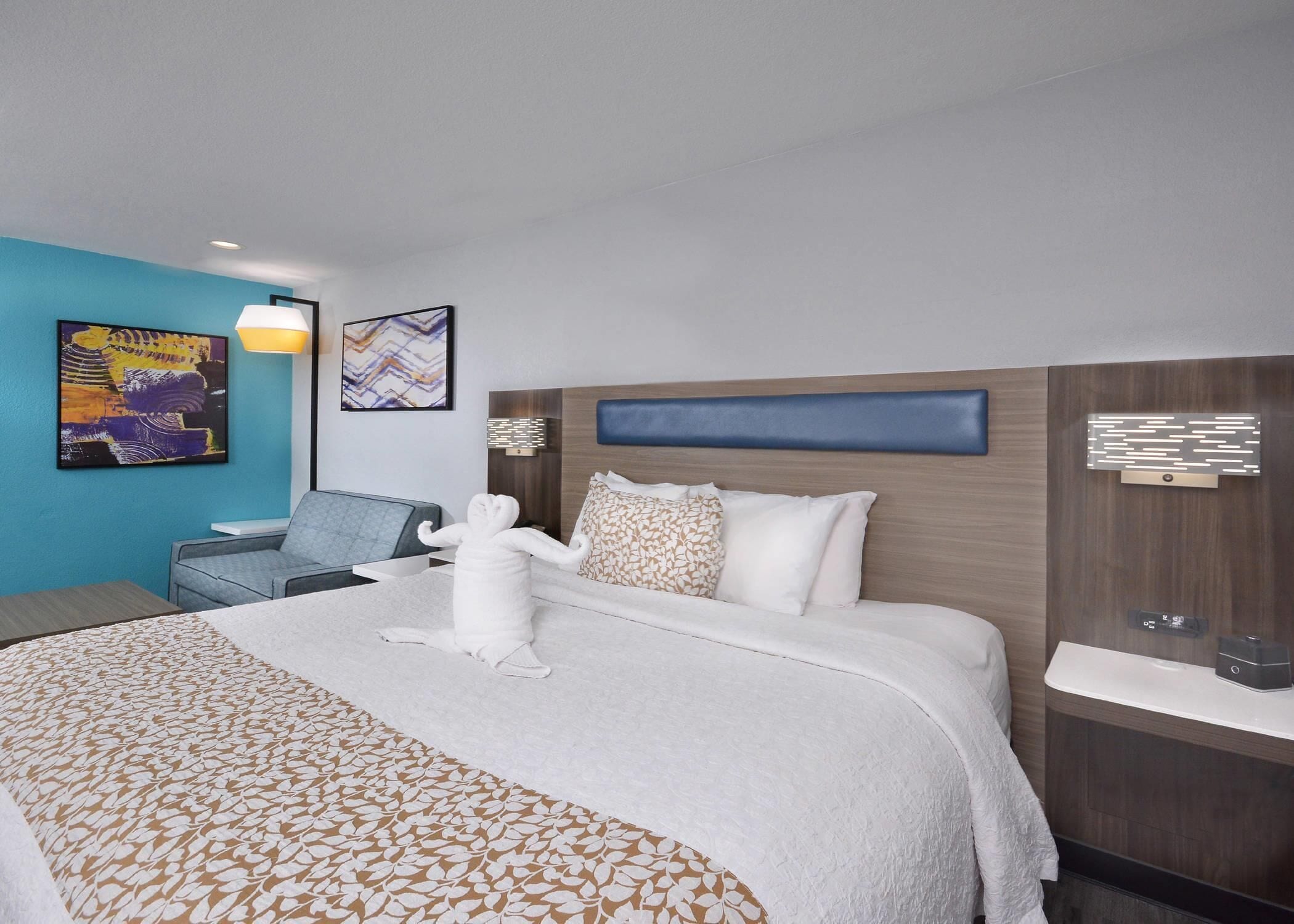 Luxury Single Room, 1 King Bed, Non Smoking | Down comforters, Tempur-Pedic beds, individually decorated