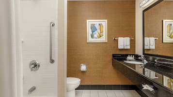 Une salle de bain moderne équipée d’une douche, de toilettes et d’un lavabo.