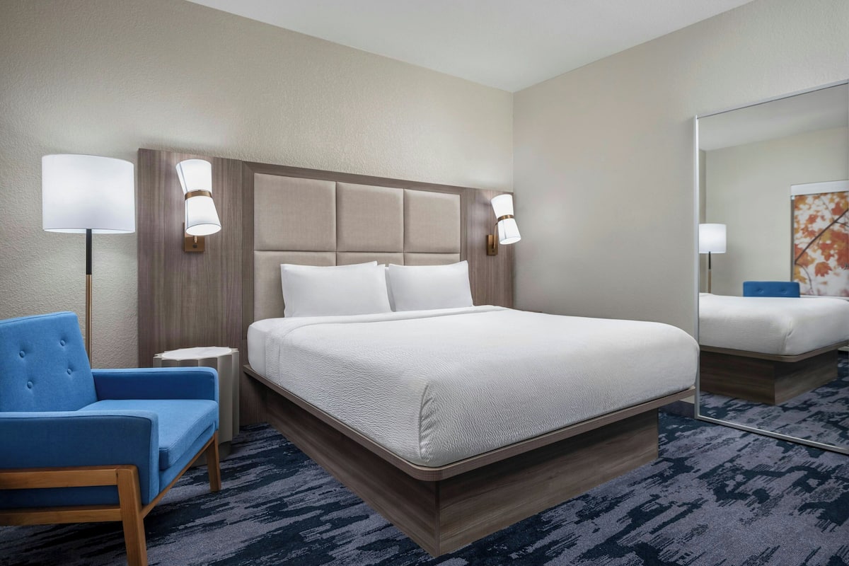 Desk, laptop workspace, iron/ironing board, free WiFi