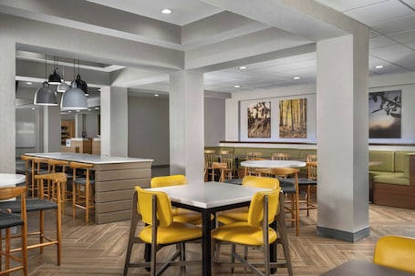 Free daily buffet breakfast . Fairfield Inn & Suites by Marriott Dallas Mansfield