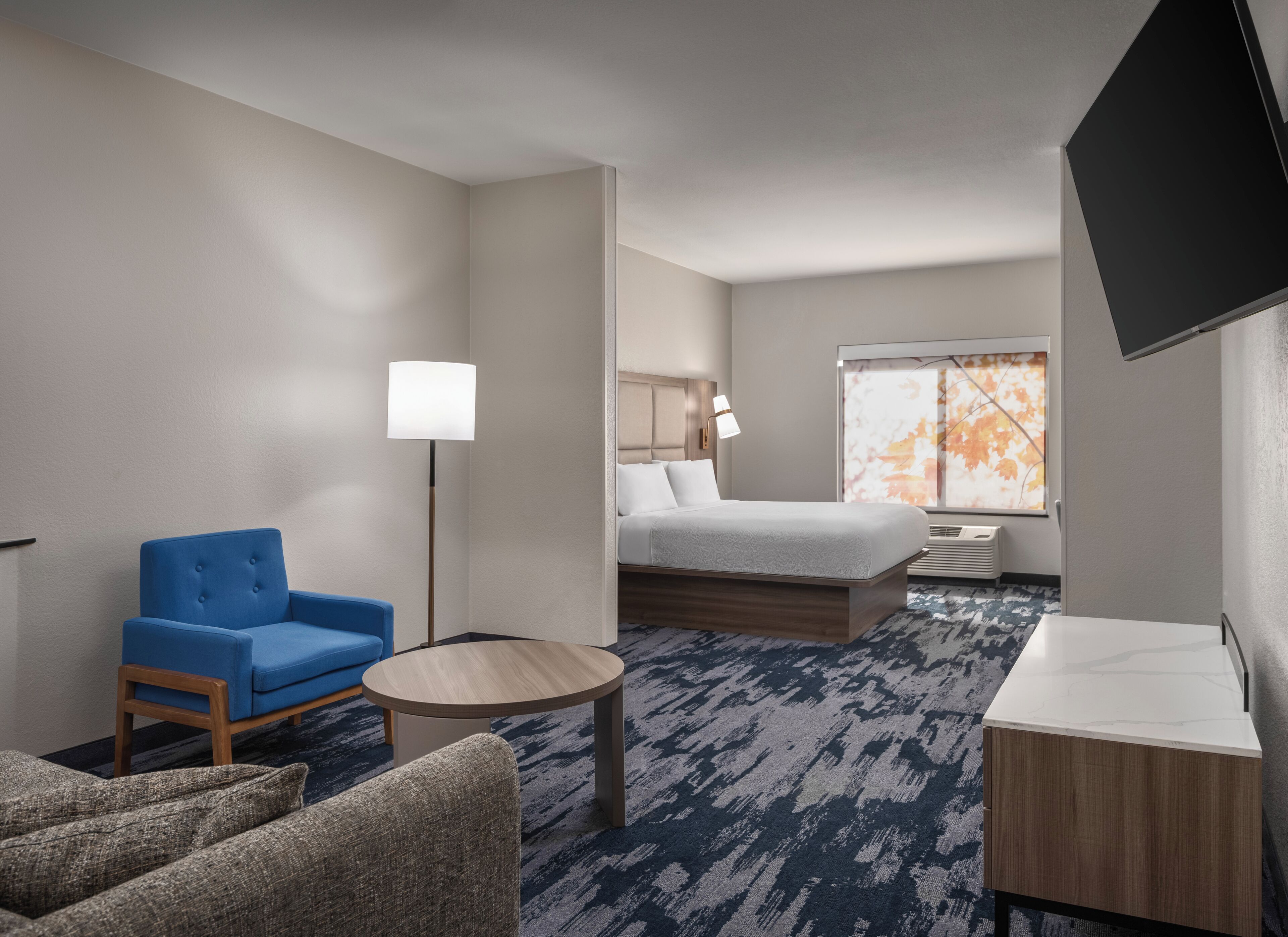 Desk, laptop workspace, iron/ironing board, free WiFi