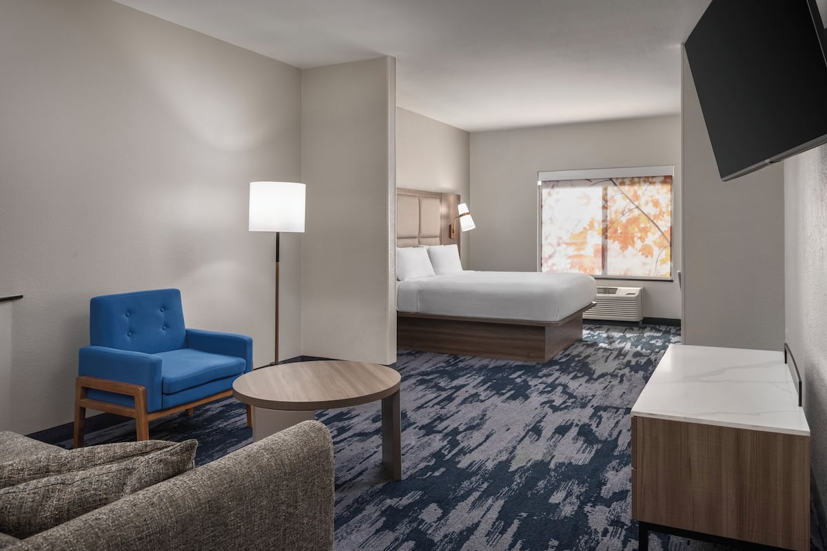 Desk, laptop workspace, iron/ironing board, free WiFi