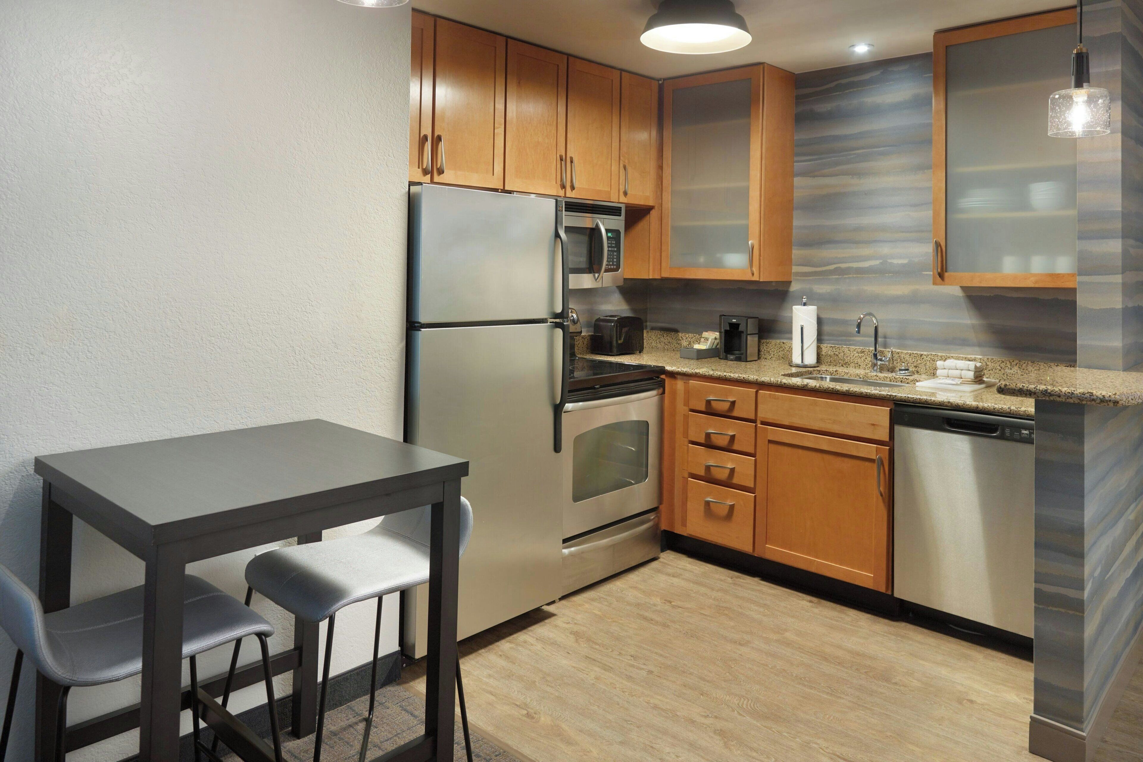 suite, 1 bedroom | hypo-allergenic bedding, desk, blackout curtains, iron/ironing board