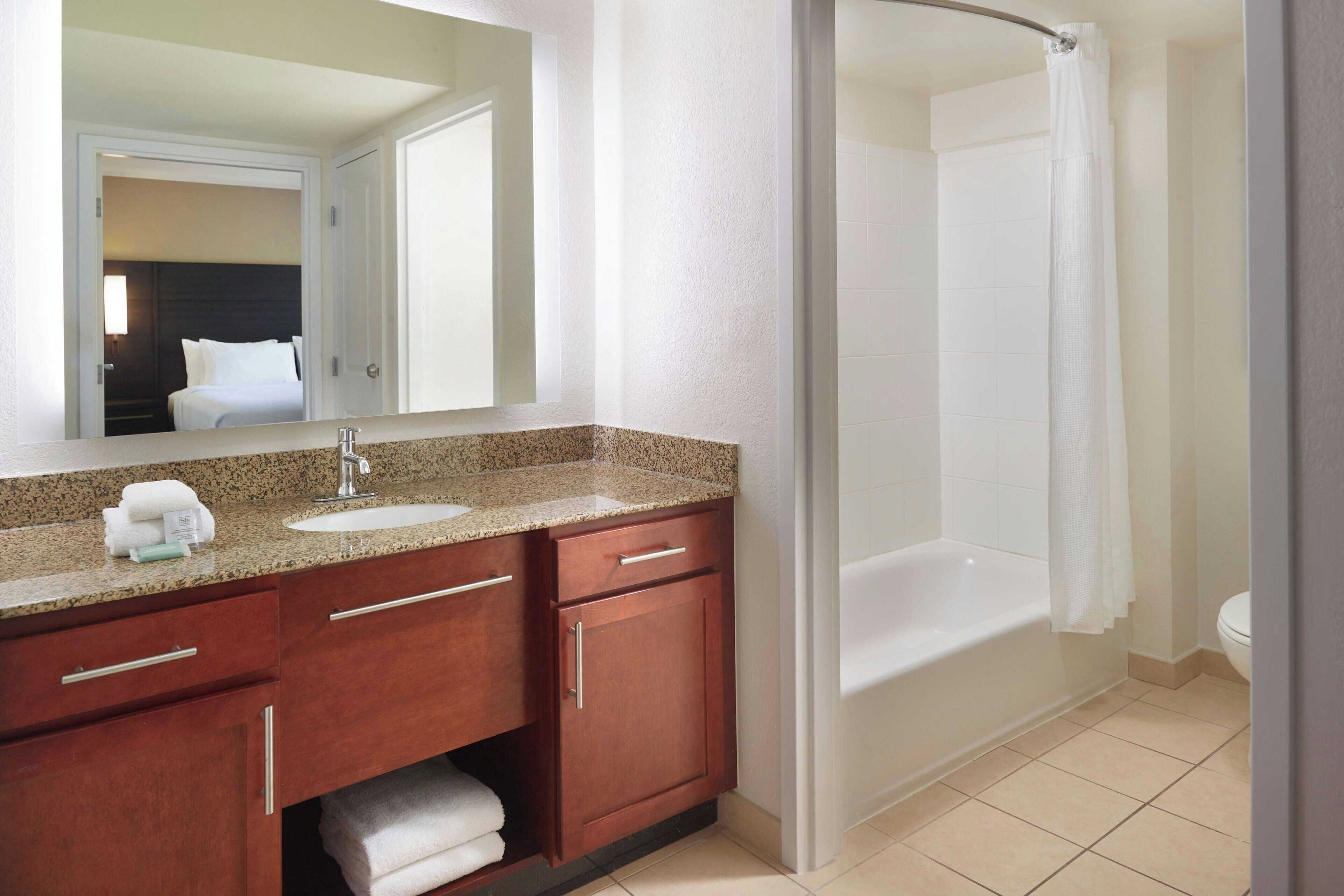 suite, 1 bedroom | bathroom | combined shower/bathtub, free toiletries, hair dryer, towels