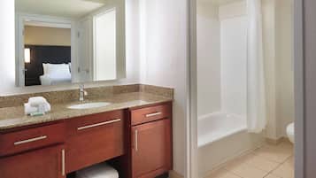 Suite, 1 kamar tidur | Kamar mandi | Kombinasi shower/bathtub dan perlengkapan mandi gratis