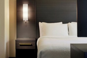 Studio, 1 King Bed with Sofa bed | Hypo-allergenic bedding, desk, blackout curtains, iron/ironing board