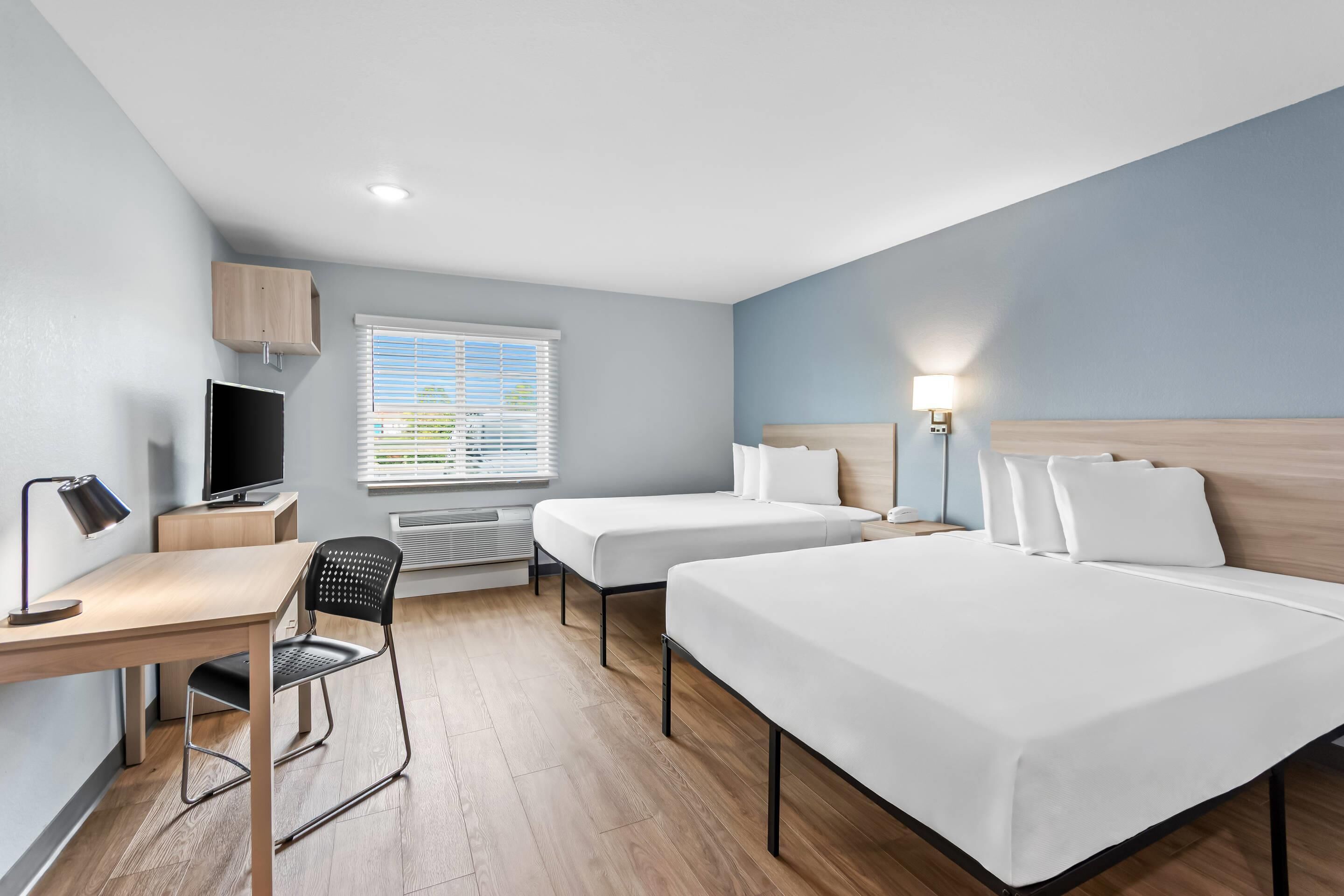 Habitación estándar, 2 camas de matrimonio, no fumadores | Caja fuerte, escritorio, espacio para trabajar con un portátil