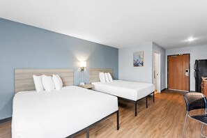 Standard Room, 2 Katil Ratu (Queen), Non Smoking | Peti besi dalam bilik, meja, ruang kerja komputer riba 