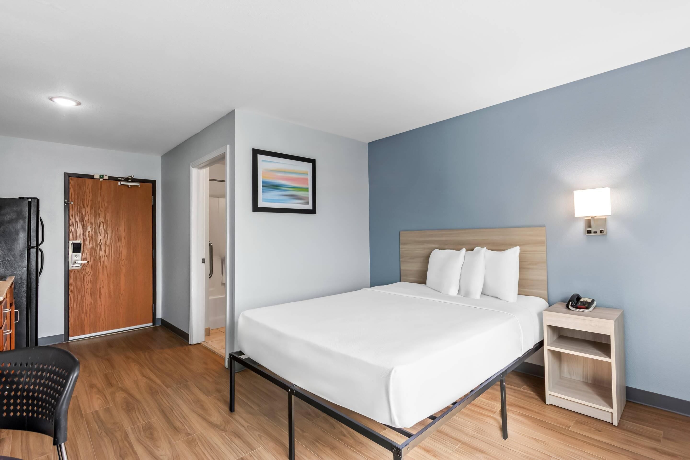 Standard Room, 1 Queen Bed, Non Smoking | In-room safe, desk, laptop workspace, iron/ironing board