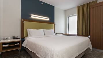 Caja fuerte, escritorio, cortinas opacas y tabla de planchar con plancha