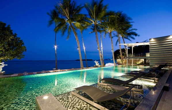 Piscine extérieure, parasols de plage