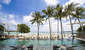 Una piscina al aire libre, sombrillas